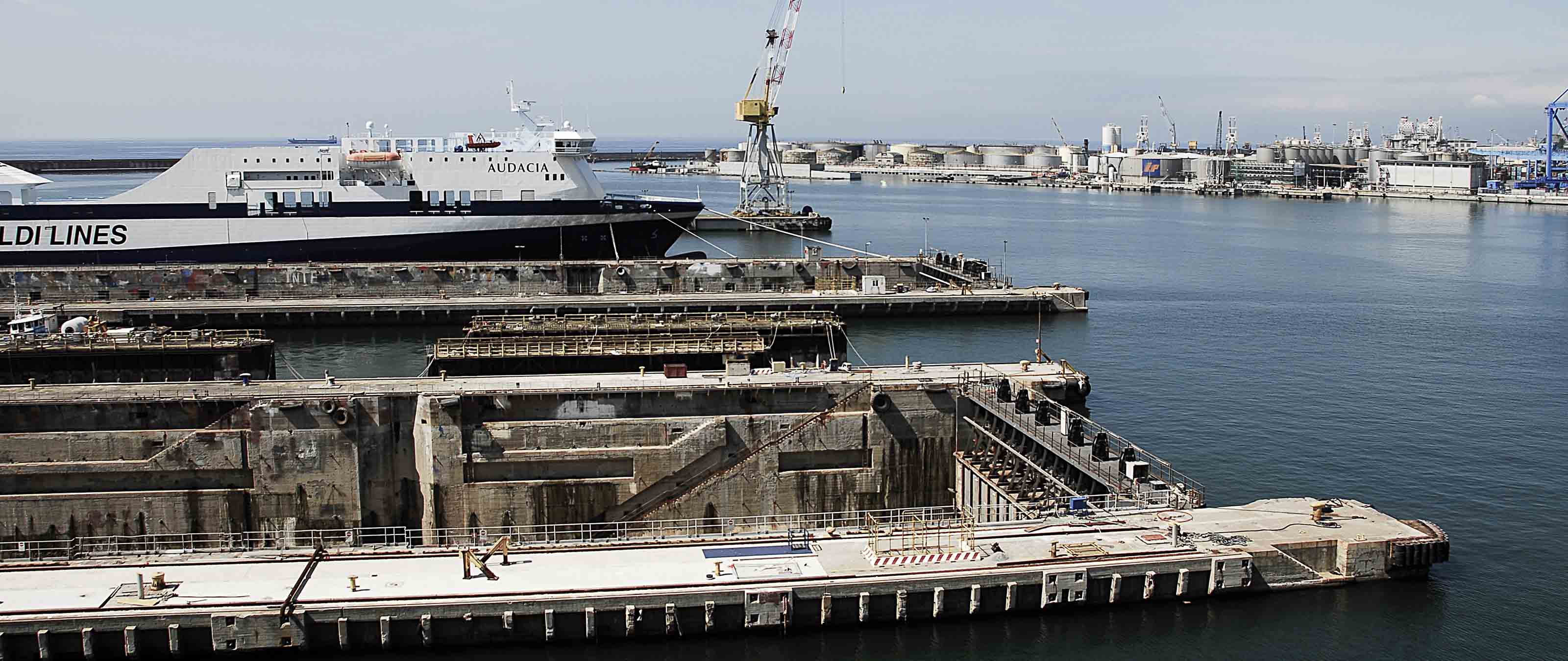 Vista del Porto di Genova Molo Giano area riparazioni navali